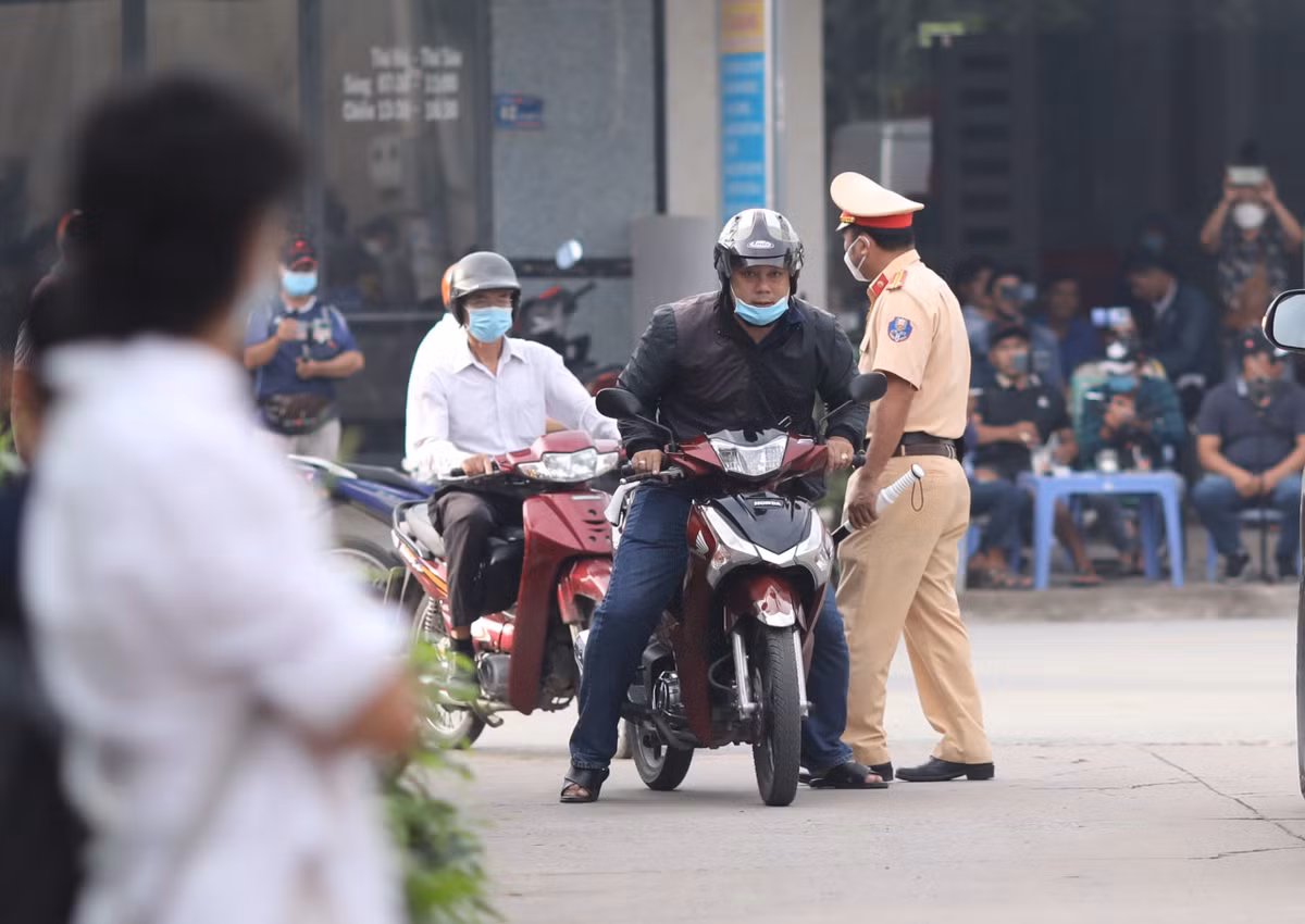 Khoảng 100 cảnh sát giao thông, cảnh sát cơ động được huy động đảm bảo trật tự. Người trong diện triệu tập được soi chiếu an ninh trước khi vào khu vực xét xử.