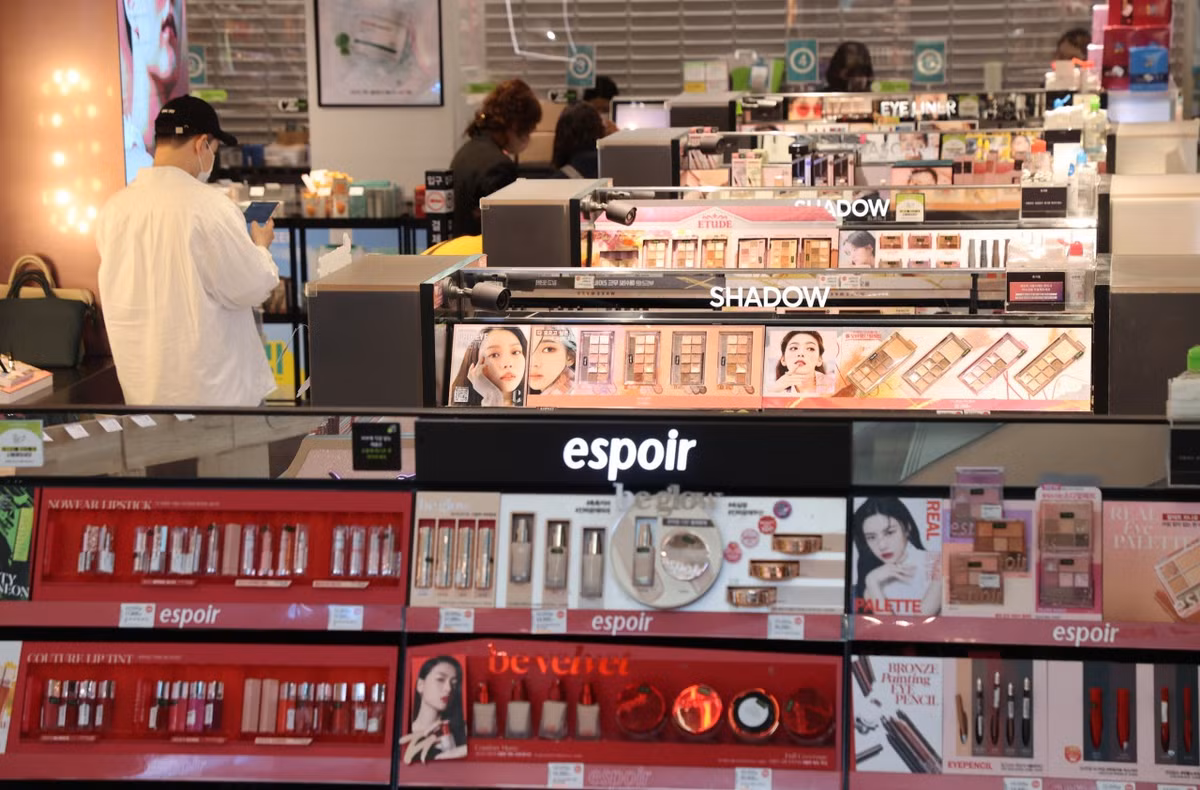 Nhung nguoi dan ong Han Quoc khong dam de mat moc ra duong-Hinh-2