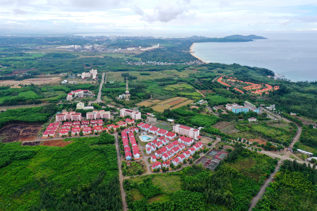 Tháng 9/2015, UBND tỉnh Quảng Ngãi quyết định công nhận đô thị Vạn Tường, Khu kinh tế Dung Quất đạt tiêu chuẩn đô thị loại V. Theo đó, khu đô thị này rộng 650 ha thuộc địa giới hành chính hai xã Bình Trị và Bình Hải, huyện Bình Sơn.