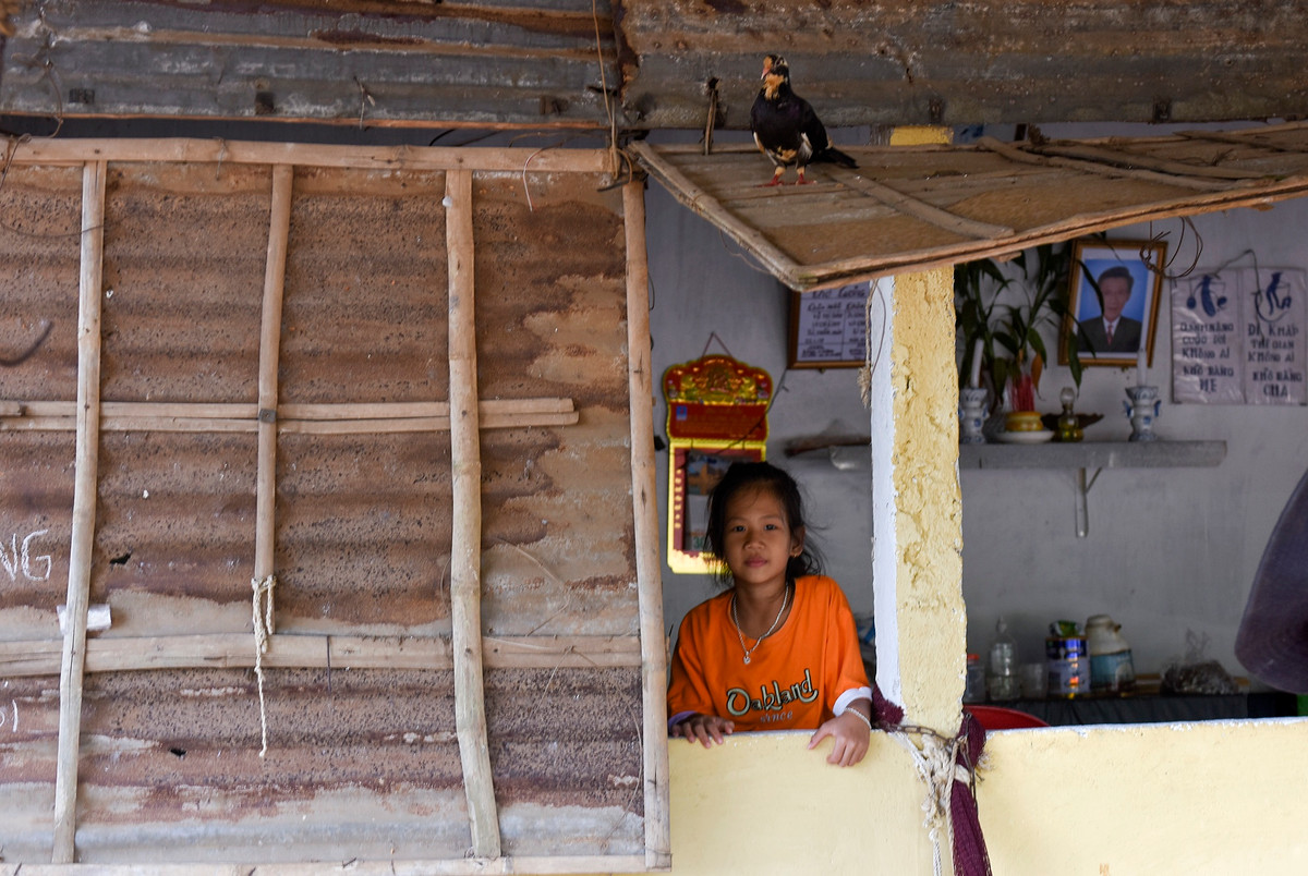 Chờ điều chỉnh quy hoạch Khu kinh tế Dung Quất kéo dài, nhiều hộ dân vẫn ở trong ngôi nhà tạm bợ suốt nhiều năm qua. Theo người dân địa phương, nhiều tuyến đường ở đô thị Vạn Tường đều đi qua đất nông nghiệp nhưng họ không được cơ quan chức năng cho phép xây nhà, làm nhà hàng, quán ăn hoặc các dịch vụ thương mại, du lịch dọc theo các trục đường này. "Chúng tôi mang tiếng là sống ở Khu kinh tế trọng điểm miền Trung, công nghiệp phát triển nhưng người dân nơi đây vẫn còn nghèo khó, thu nhập thấp là vậy", bà Trần Thị Lành (ngụ xã Bình Trị, huyện Bình Sơn) bộc bạch.