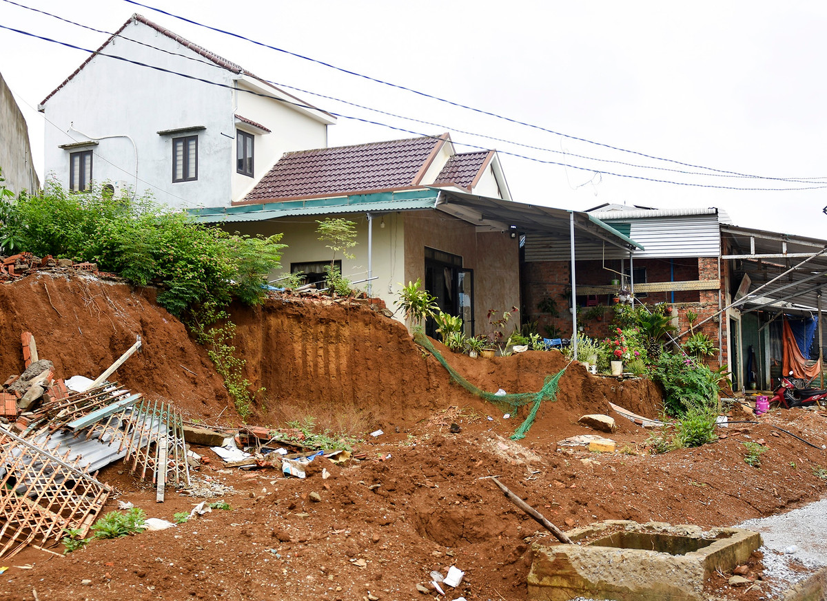 Nhiều hố ga chưa có nắp đậy trở thành cái bẫy nguy hiểm cho người dân ở khu vực đô thị Vạn Tường.