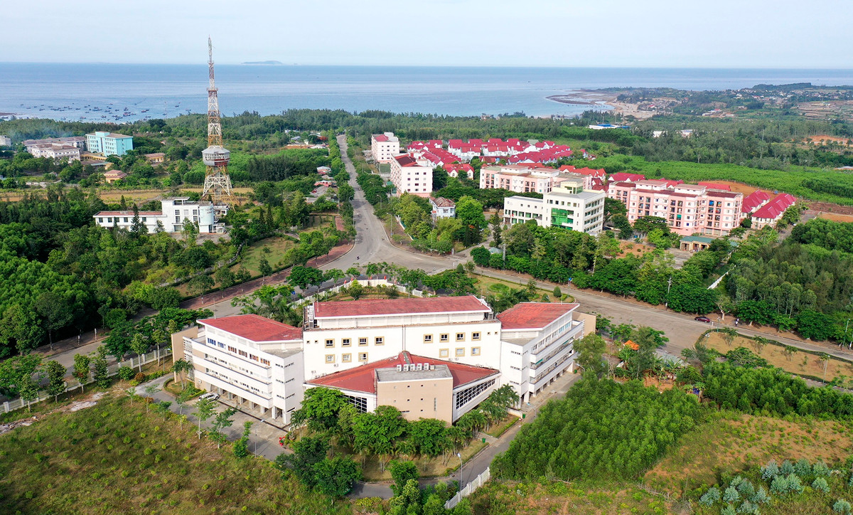 Sau 7 năm được công nhận, khu đô thị chỉ có vài trụ sở, cơ quan và khu nhà ở cho kỹ sư, công nhân. Quỹ đất còn lại còn bỏ trống, hoang vắng kéo dài.