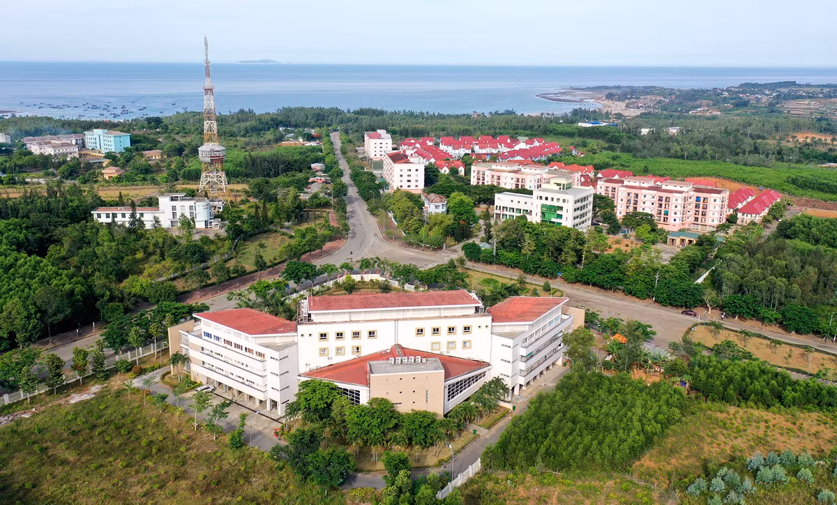 Sau 7 năm được công nhận, khu đô thị chỉ có vài trụ sở, cơ quan và khu nhà ở cho kỹ sư, công nhân. Quỹ đất còn lại còn bỏ trống, hoang vắng kéo dài.