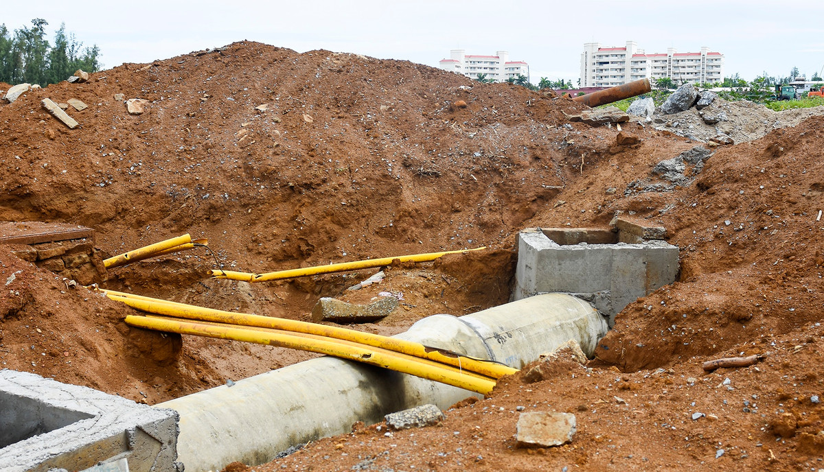 Hệ thống thoát nước, viễn thông trong tình trạng thi công dở dang ở trung tâm Vạn Tường. Ông Ngô Văn Thính, Chủ tịch UBND xã Bình Hải thông tin đô thị Vạn Tường phát triển quá chậm so với kỳ vọng người dân ở các xã khu đông huyện Bình Sơn. "Khu kinh tế Dung Quất trải qua nhiều lần điều chỉnh quy hoạch gây khó khăn cho quy hoạch các khu dân cư, ảnh hưởng lớn đến phát triển kinh tế - xã hội. Cơ sở hạ tầng ở khu đô thị này chưa được đầu tư đồng bộ gây nhiều trở ngại cho cuộc sống người dân", ông Thính cho hay.