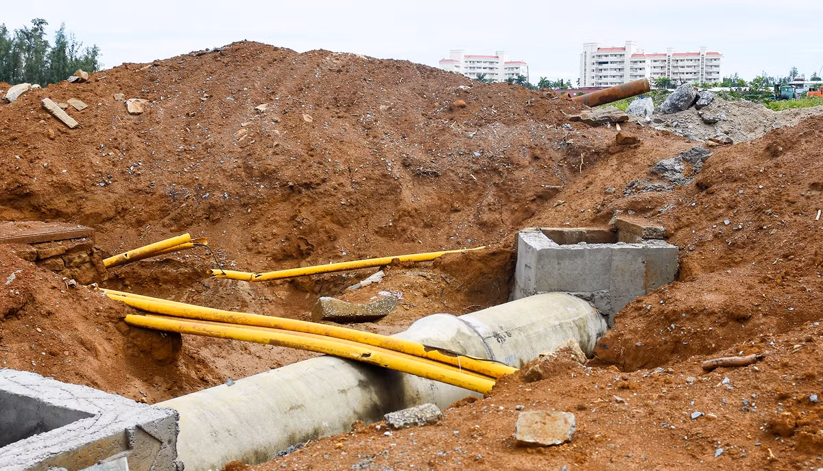 Hệ thống thoát nước, viễn thông trong tình trạng thi công dở dang ở trung tâm Vạn Tường. Ông Ngô Văn Thính, Chủ tịch UBND xã Bình Hải thông tin đô thị Vạn Tường phát triển quá chậm so với kỳ vọng người dân ở các xã khu đông huyện Bình Sơn. "Khu kinh tế Dung Quất trải qua nhiều lần điều chỉnh quy hoạch gây khó khăn cho quy hoạch các khu dân cư, ảnh hưởng lớn đến phát triển kinh tế - xã hội. Cơ sở hạ tầng ở khu đô thị này chưa được đầu tư đồng bộ gây nhiều trở ngại cho cuộc sống người dân", ông Thính cho hay.