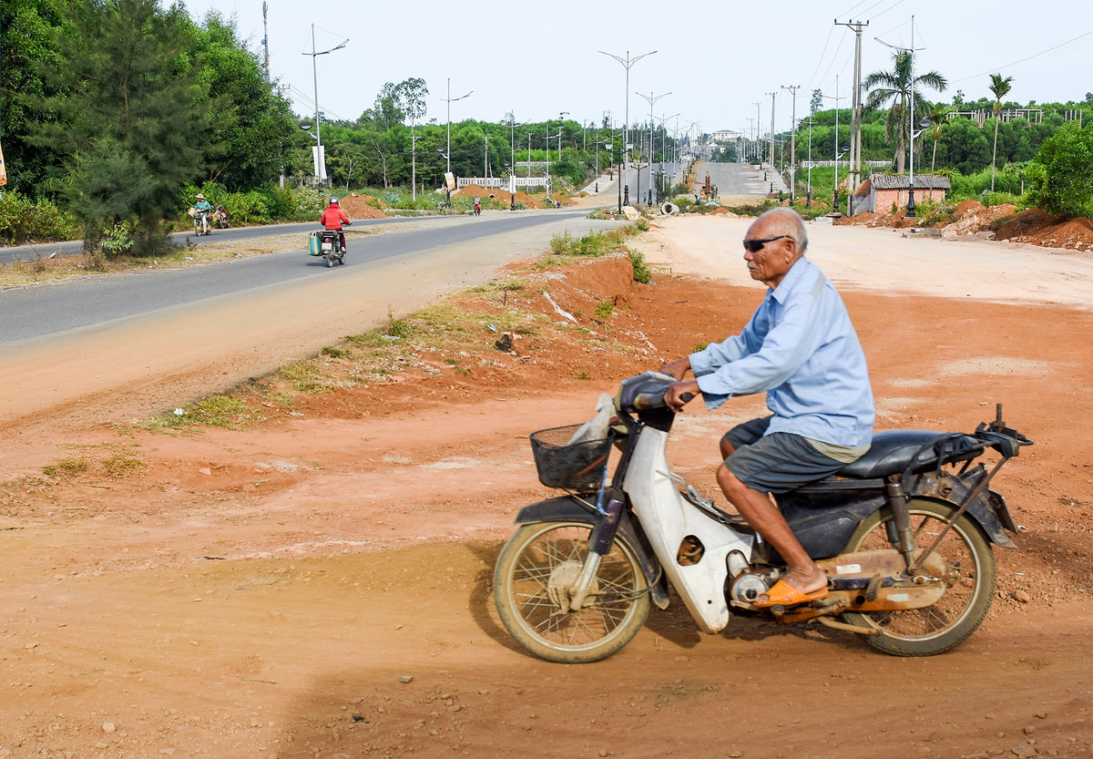 Tuyến đường trục chính nối khu vực phía Bắc với phía Nam, đô thị Vạn Tường thi công chậm kéo dài gây mất an toàn cho người tham gia giao thông. "Nhiều lần chúng tôi phản ánh với lãnh đạo tỉnh, huyện tại các cuộc tiếp xúc cử tri nhưng nhiều năm qua các đơn vị vẫn chưa làm xong quãng đường này", ông Trần Thành (ngụ xã Bình Hải) phàn nàn.