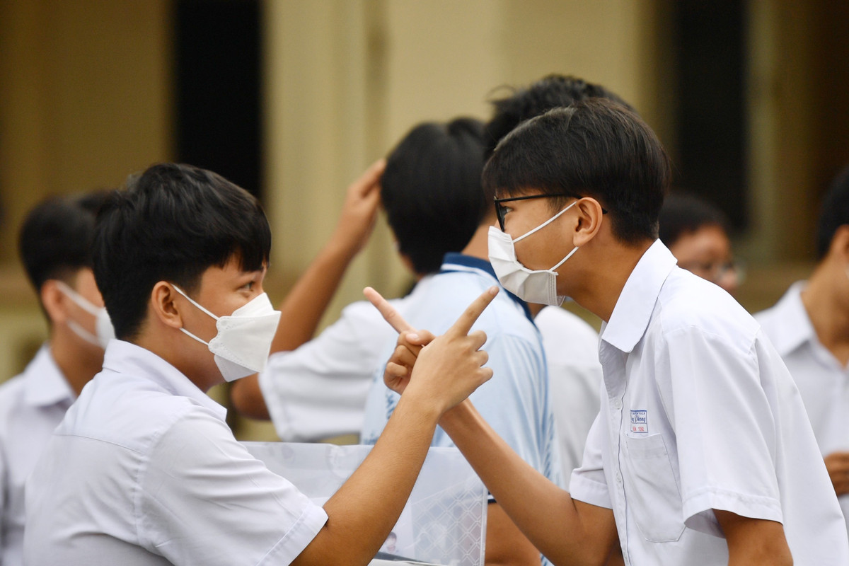 Nghĩa (bên phải) cùng bạn bè khá thoải mái khi sắp bước vào bài thi môn Văn. “Chúng em không lo lắng quá nhiều, các tác phẩm chúng em đều học đủ những ý cơ bản để có thể làm bài thi”, Phong nói.