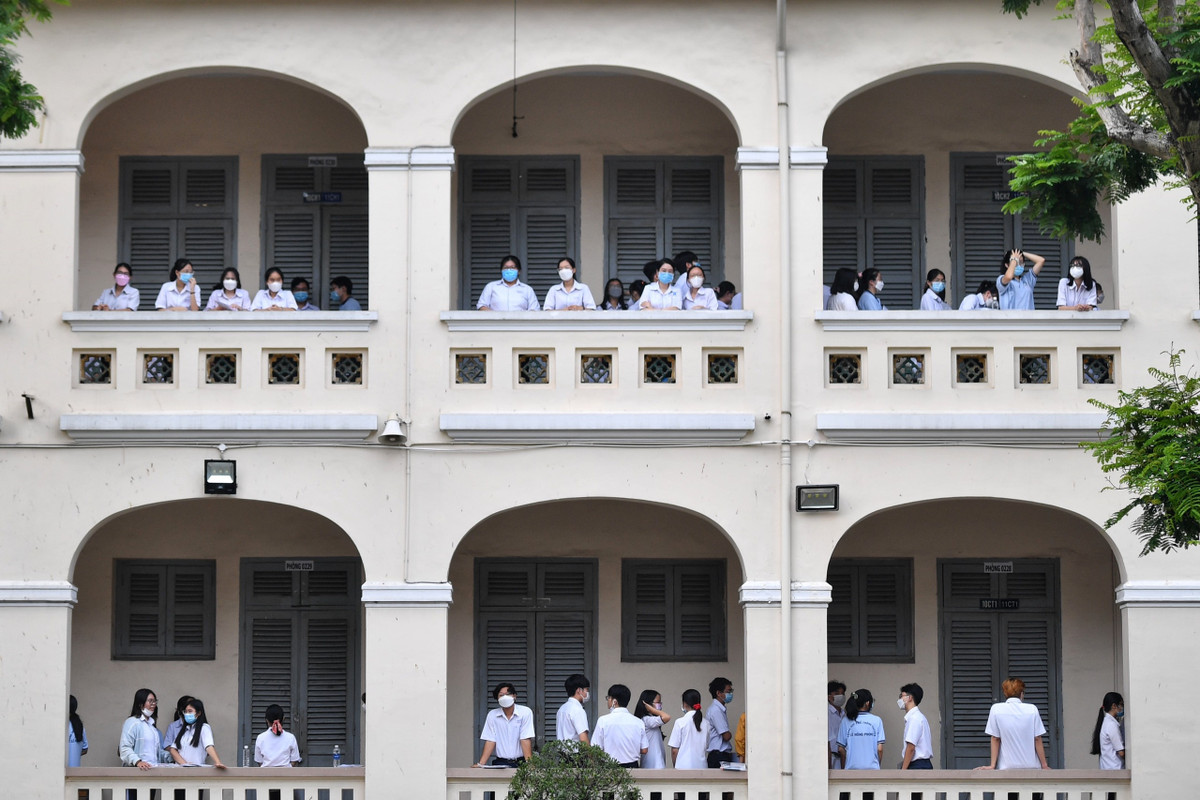 TP.HCM có 158 điểm thi tốt nghiệp THPT. Tại trường THPT chuyên Lê Hồng Phong (quận 5), thí sinh được yêu cầu lên hành lang phòng thi, đeo khẩu trang, tránh tụ tập quá đông dưới sân trường.