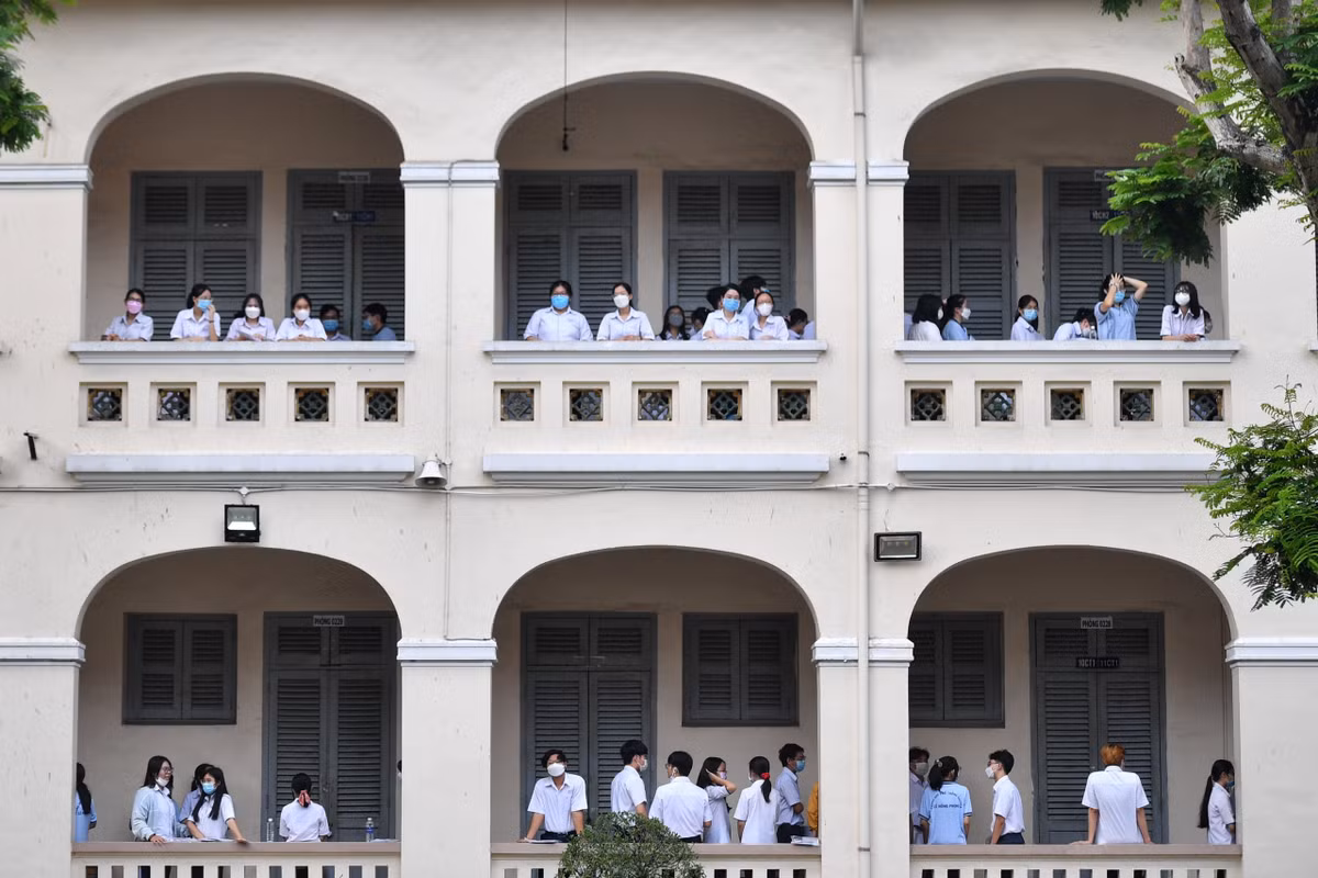 TP.HCM có 158 điểm thi tốt nghiệp THPT. Tại trường THPT chuyên Lê Hồng Phong (quận 5), thí sinh được yêu cầu lên hành lang phòng thi, đeo khẩu trang, tránh tụ tập quá đông dưới sân trường.