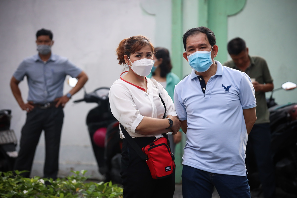 Chị Bích Nhung (quận 7, TP.HCM) cho biết cả gia đình đều hồi hộp, lo lắng tới mất ngủ. "Từ khi con còn bé, tôi đã dạy con học cho bản thân, không dạy con học vì phần thưởng. Mong con trai bình tĩnh, làm bài tốt, ba mẹ sẽ đứng đây cổ vũ con", chị nói.