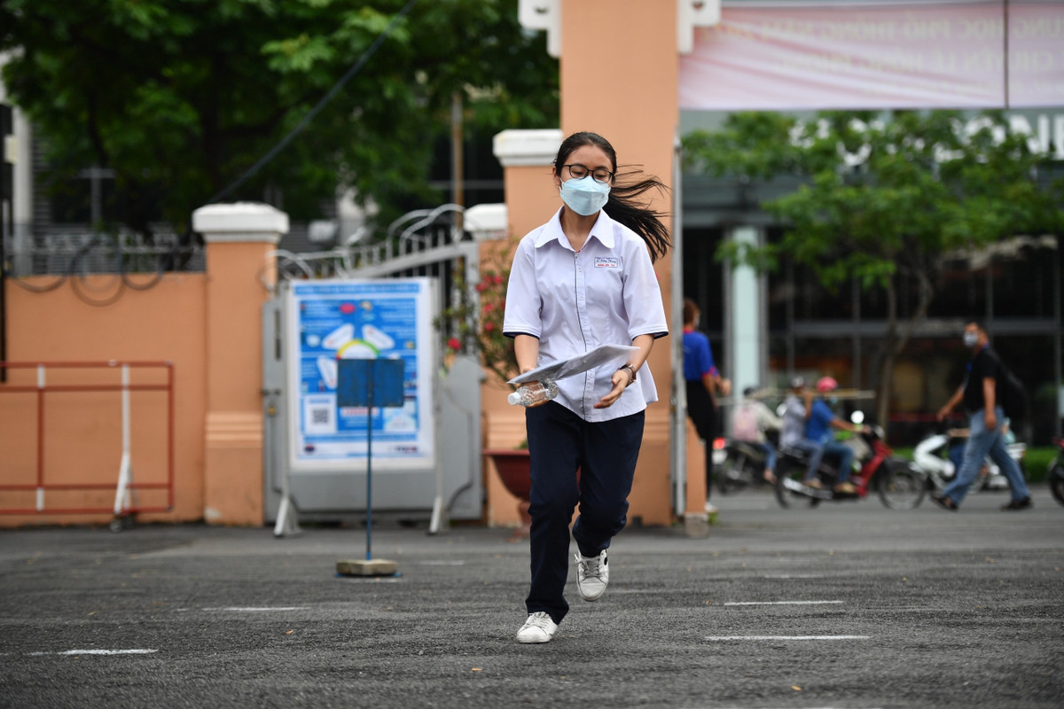 Thí sinh vội vã chạy vào phòng thi lúc 7h20, đây là thí sinh cuối cùng của điểm thi THPT chuyên Lê Hồng Phong. Các thí sinh khác được sắp xếp chỗ ngồi, phát giấy nháp từ 7h.