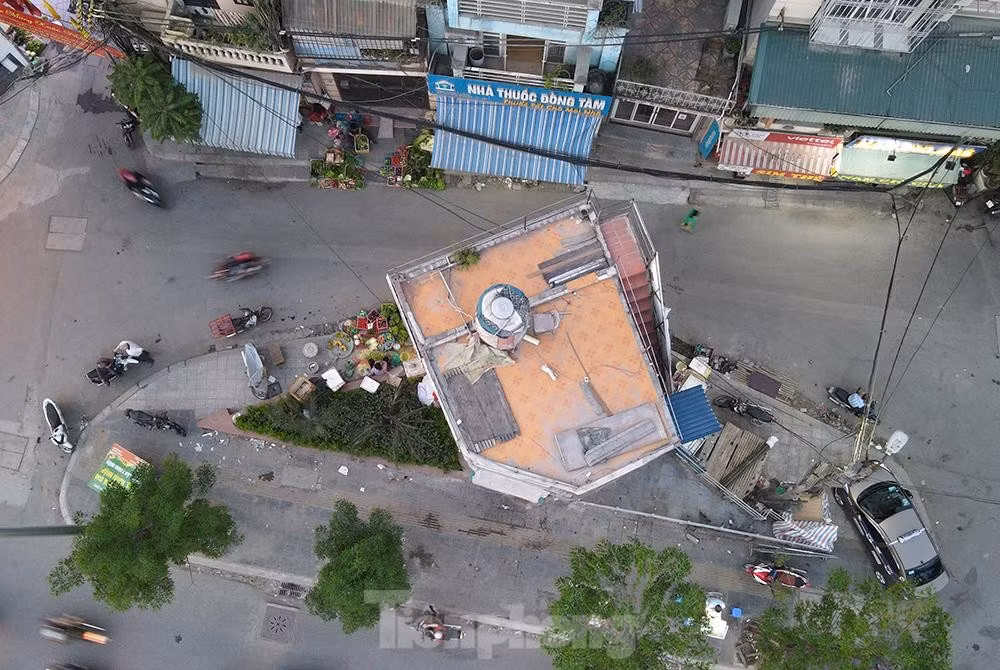 Phó Chủ tịch UBND phường Đồng Tâm Đinh Đức Hiếu cho biết: “Ngôi nhà được quản lý theo nguyên trạng, nằm ngoài chỉ giới giải phóng mặt bằng, diện tích trên 15m2 nên được tồn tại. Trong khi đó, theo quy định của thành phố, dự án công trình trọng điểm vành đai 2, phải dưới 15m2 thì mới thu hồi; nếu các hộ dân kiến nghị thì chỉ lắng nghe tổng hợp và báo cáo lên cấp trên”.