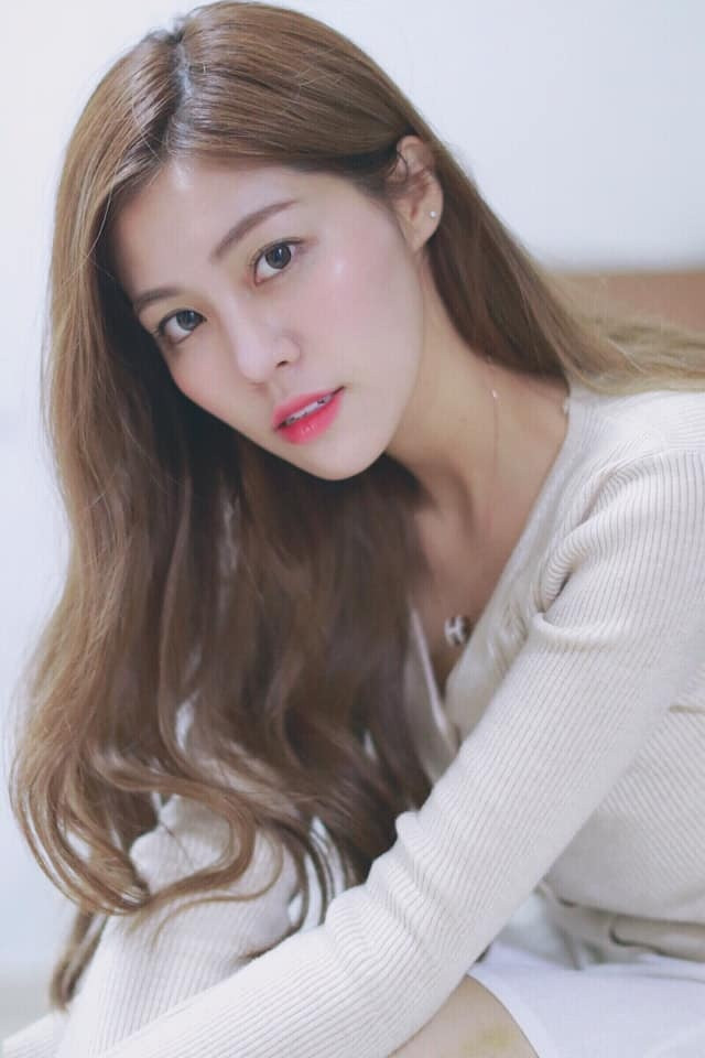 Sau khi được công chúng đón nhận với IT Dog, Trương Gia Hân chuyển sang hình tượng trong sáng, ngọt ngào. Cô xóa nhiều bộ ảnh gợi cảm từng chụp trước đây trên trang cá nhân.