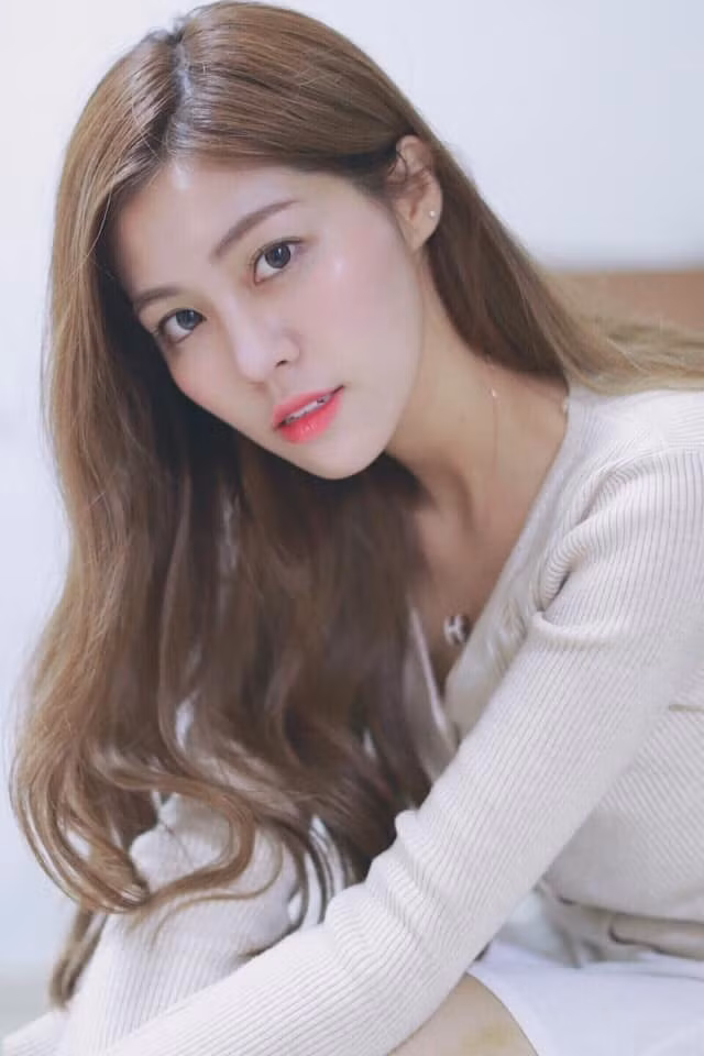 Sau khi được công chúng đón nhận với IT Dog, Trương Gia Hân chuyển sang hình tượng trong sáng, ngọt ngào. Cô xóa nhiều bộ ảnh gợi cảm từng chụp trước đây trên trang cá nhân.