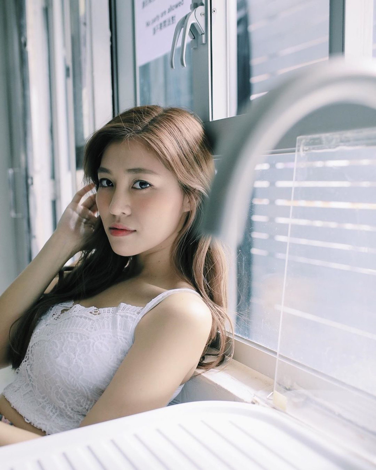 Tai tiếng clip nóng, tổ chức chat sex khiến hình ảnh Trương Gia Hân sụp đổ. Cô hiện vấp phải làn sóng tẩy chay từ dư luận Hong Kong vì có hành vi kinh doanh tình dục không đứng đắn với người hâm mộ.