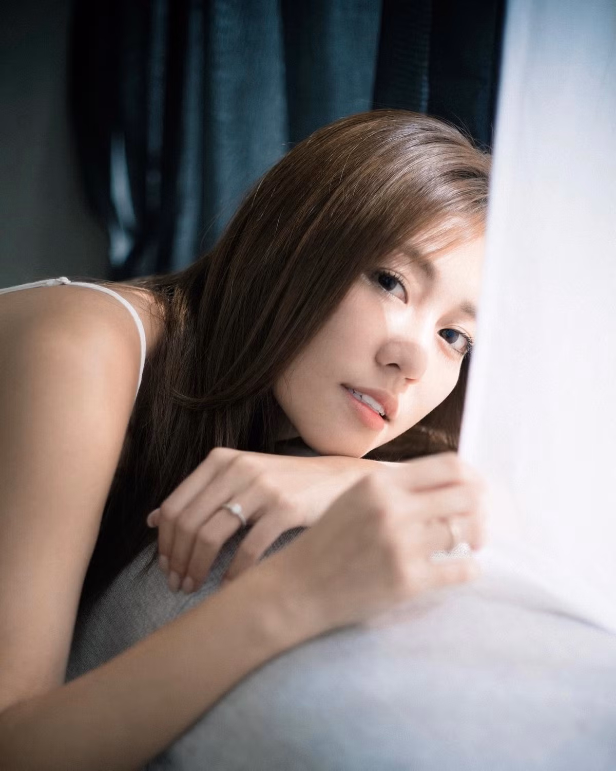 Trương Gia Hân sinh năm 1996. Năm 2014, cô từ bỏ công việc tiếp viên hàng không, bước chân vào lĩnh vực sáng tạo nội dung và ngành giải trí. Trương Gia Hân làm KOL và người mẫu chụp ảnh gợi cảm để tên tuổi được chú ý.