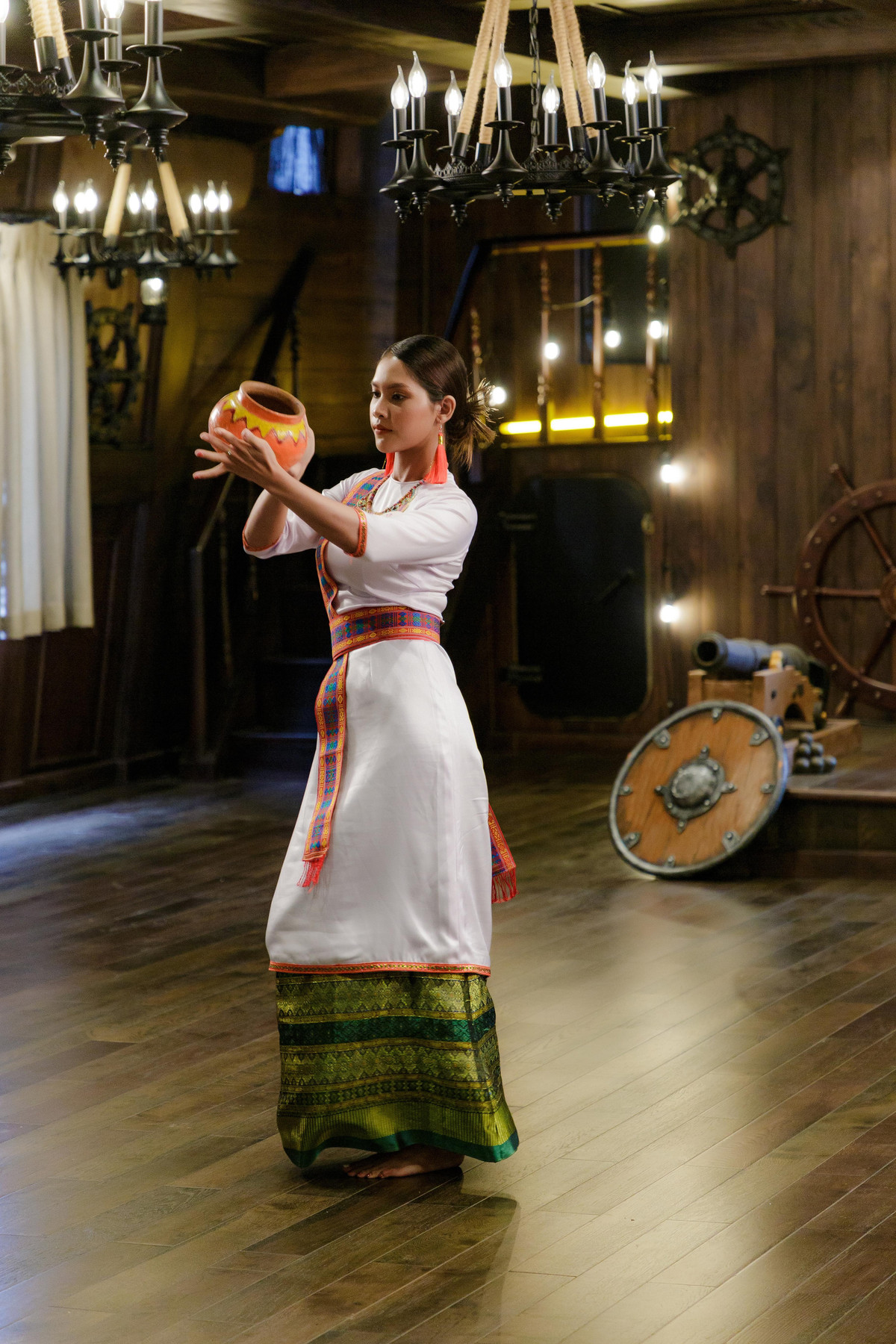 Người đẹp Đàng Thị Kim Lệ (dân tộc Chăm) thể hiện phần thi tài năng. Cô chọn tiết mục múa đội nước Champa.