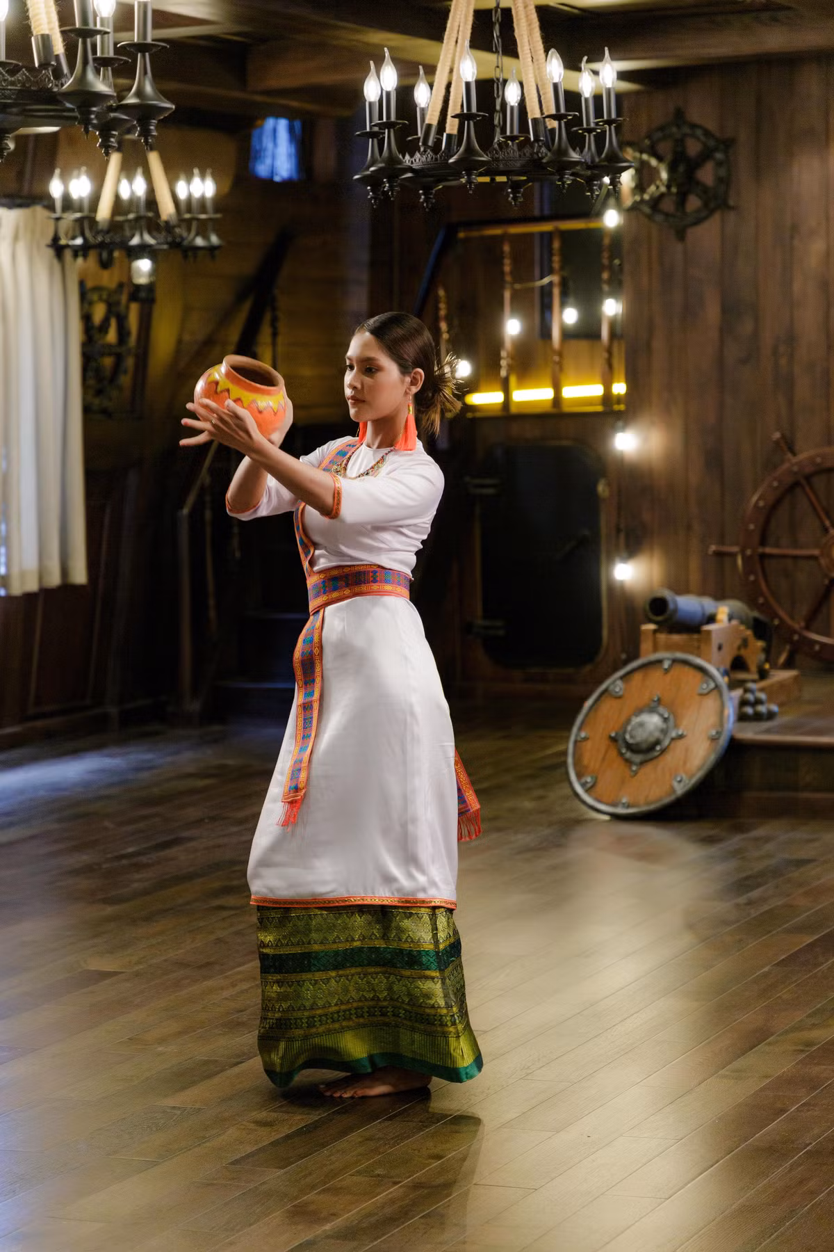 Người đẹp Đàng Thị Kim Lệ (dân tộc Chăm) thể hiện phần thi tài năng. Cô chọn tiết mục múa đội nước Champa.