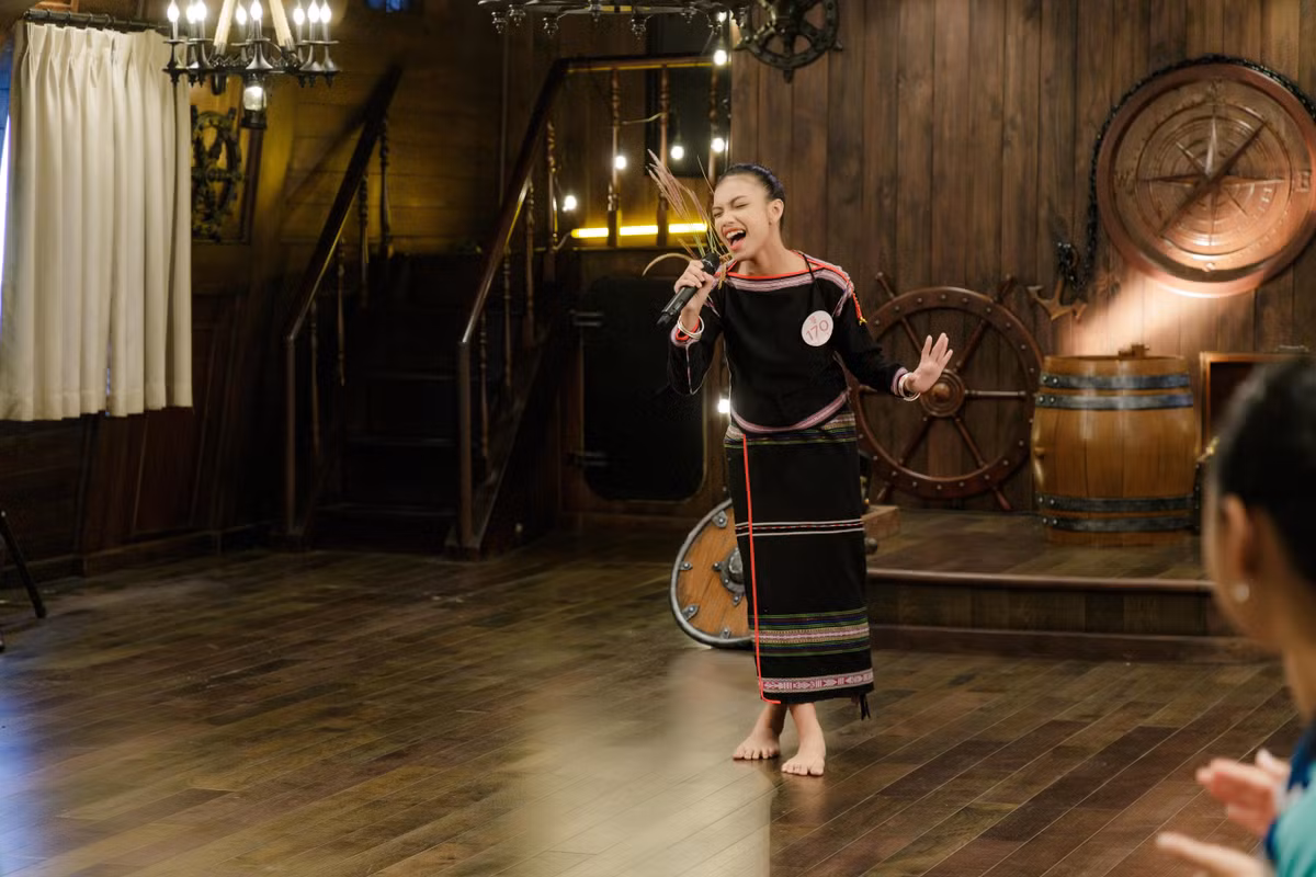 H Vi Ktla diện trang phục truyền thống của dân tộc Ê Đê trong phần thi tài năng. Cô hát Và ta đã thấy mặt trời nhận sự cổ vũ của giám khảo lẫn các thí sinh. Cô là một trong hai thí sinh dân tộc Ê Đê lọt vào chung kết cuộc thi. Cô từng tham gia The Next Face Vietnam 2021 và dừng chân ở top 6.