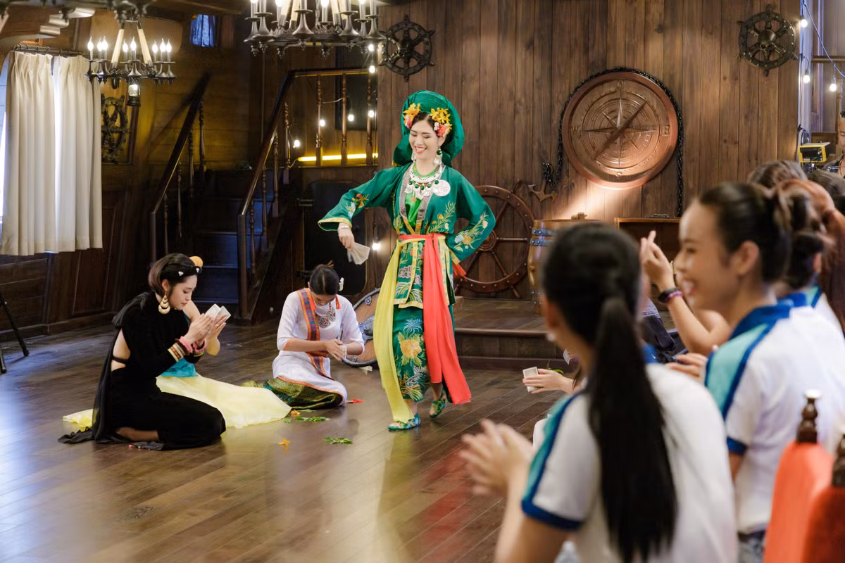 Tiết mục múa hầu đồng của Hương Trúc nhận được sự hỗ trợ từ một số thí sinh khác.