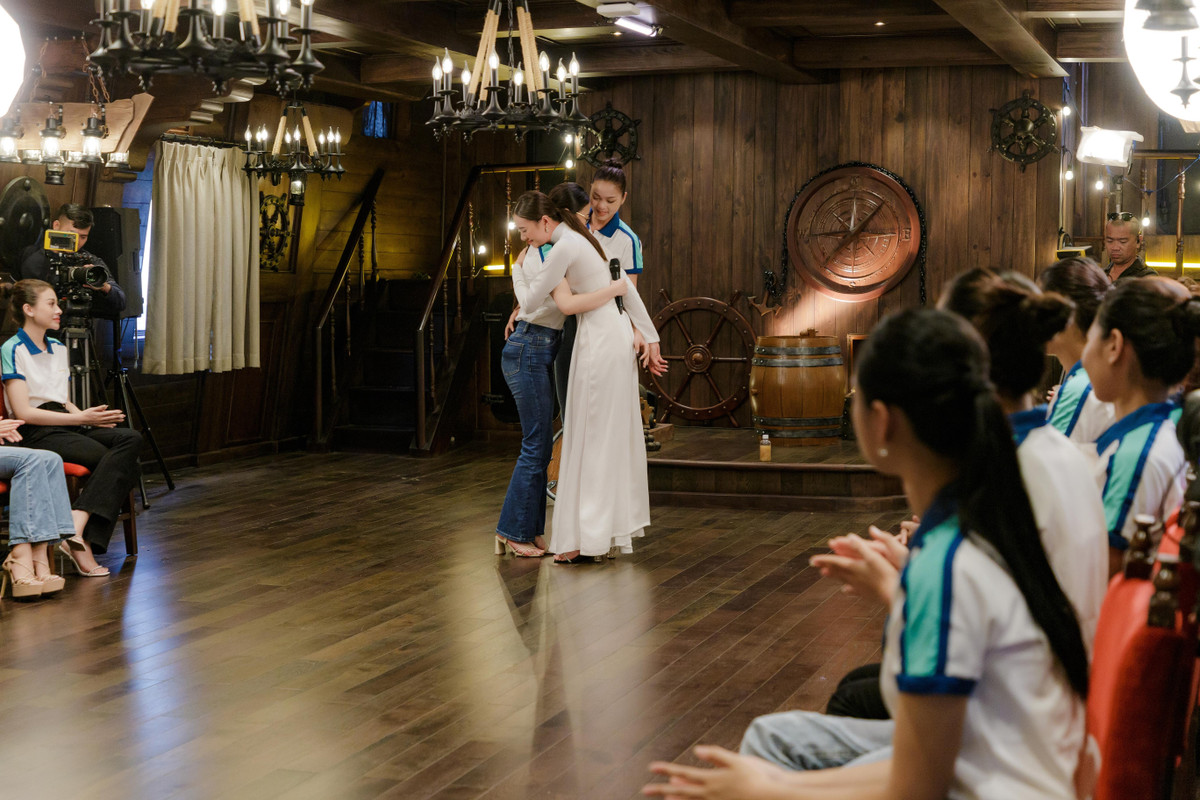 Người đẹp Lâm Quế Phi gây xúc động khi kể về cuộc sống khó khăn của hai mẹ con mình trong quá khứ. Cô cho biết có thời điểm phải ngủ trong nhà kho vì không có chỗ ở. Câu chuyện của Quế Phi khiến không ít thí sinh rơi nước mắt. "Khi có mặt ở cuộc thi này, tôi muốn đó là món quà để tặng mẹ mình", cô chia sẻ.