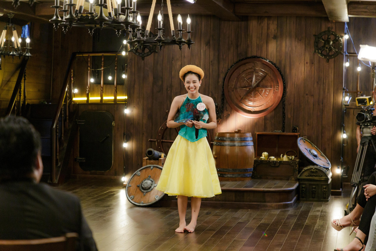 Thí sinh Đỗ Thị Hòa (SBD 279) thể hiện tiết mục hát Đi cấy. Giọng hát yếu, lệch tông so với phần nhạc khiến giám khảo và các thí sinh không thể nín cười. Kết thúc phần thi, Đỗ Thị Hòa thừa nhận cô thiếu tự tin khi trình diễn. "Tôi có thể trở thành diễn viên hài sau màn hát của mình", người đẹp chia sẻ.