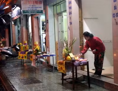 Van khan cung giao thua tai tu gia va cach sam le