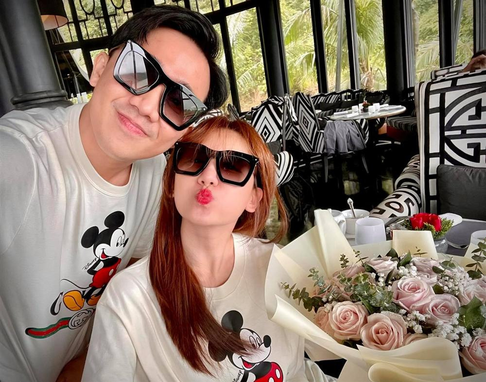 Tran Thanh, Hari Won bi chi trich phan cam vi buc anh 18+ trong bon tam