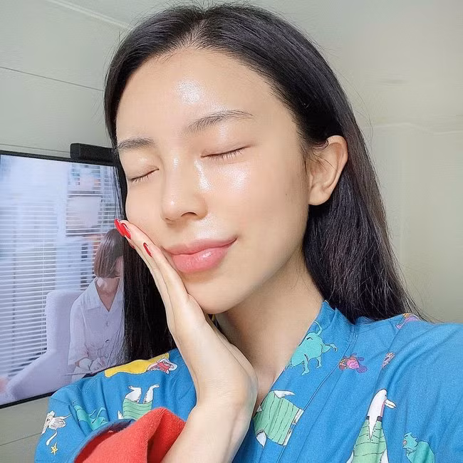 5 tips chăm sóc da mùa đông của gái Hàn để giữ da luôn mọng mướt bất chấp trời khô hanh - Hình 2 5 tips cham soc da mua dong cua gai Han de giu da luon mong muot bat chap troi kho hanh-Hinh-2