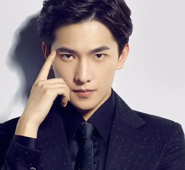  Đôi mắt có thần, ánh nhìn mạnh mẽ: Nhìn vào đôi mắt của một người đàn ông bạn có thể biết anh ta có phải người thành công hay không. Người đàn ông sở hữu ánh mắt mang thần thái mạnh mẽ, ngay thẳng thể hiện chí hướng cao xa, trí tuệ minh mẫn. 