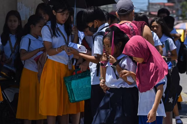 Tháng 4: Học sinh ở Manila trong đợt nắng nóng nghiêm trọng đến mức các lớp học phải hủy bỏ. Toàn thế giới đã trải qua tháng 4 ấm nhất trong lịch sử, tháng 4 thứ 11 trong chuỗi tháng phá vỡ kỷ lục về nhiệt độ. Một đợt nắng nóng lan rộng khắp các vùng Nam và Đông Nam Á, với nhiệt độ tăng vọt lên hơn 37,7 độ C trong nhiều ngày liền. Đối với hàng triệu trẻ em, trời quá nóng để học. Các trường học đã đóng cửa ở Bangladesh, Ấn Độ và Philippines.