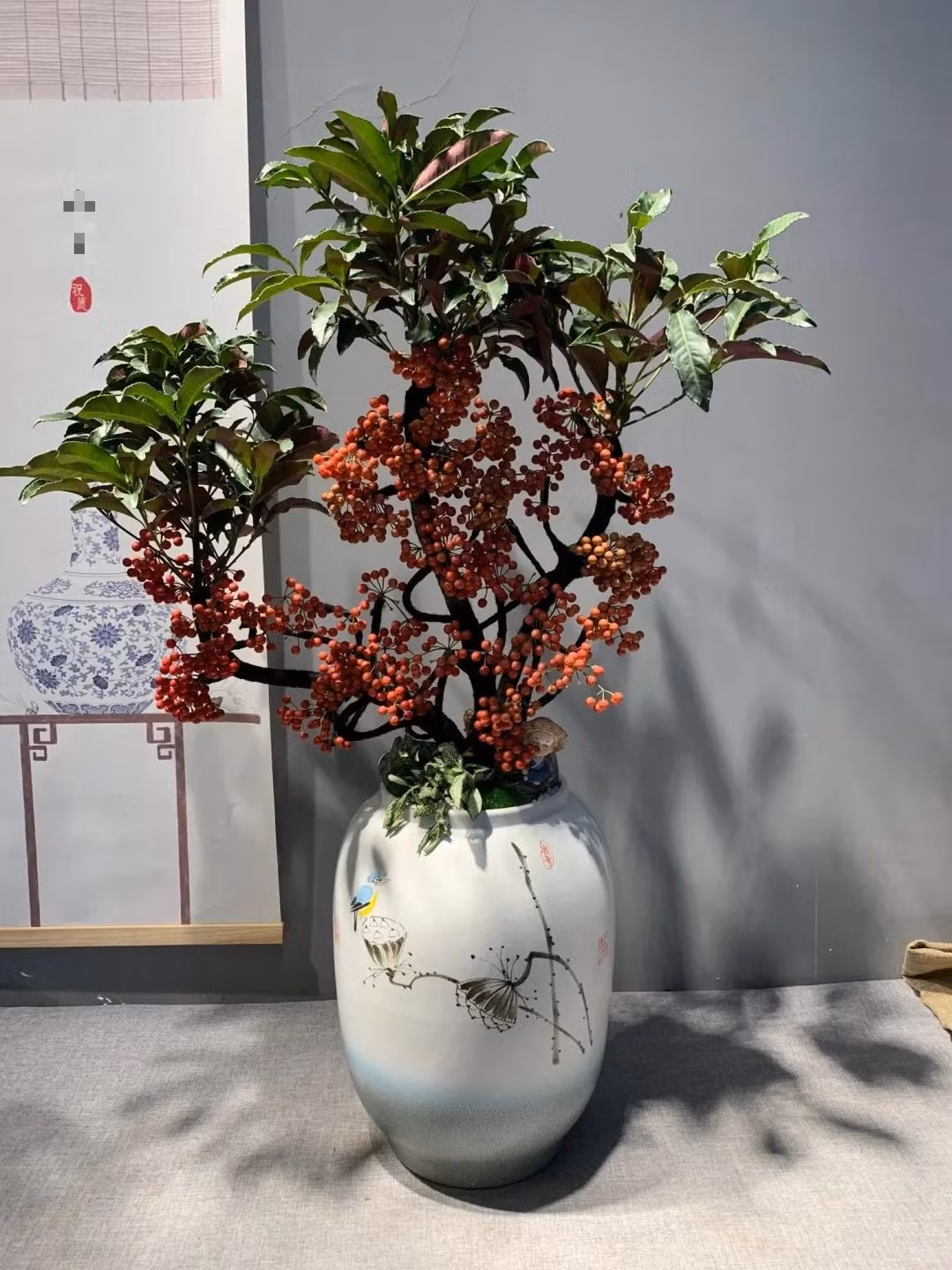 Cây cảnh kim ngân lượng: Theo người xưa, kim ngân lượng còn được gọi là kim vạn lượng nghĩa là có nhiều con cái, nhiều phước lành và nhiều tiền bạc. Bởi vì nó có rất nhiều quả màu đỏ treo khắp cành, mang lại cho người ta cảm giác lễ hội, an lành, đồng nghĩa với việc sẽ có nhiều con cái, nhiều phúc lành, nhiều con cháu. 