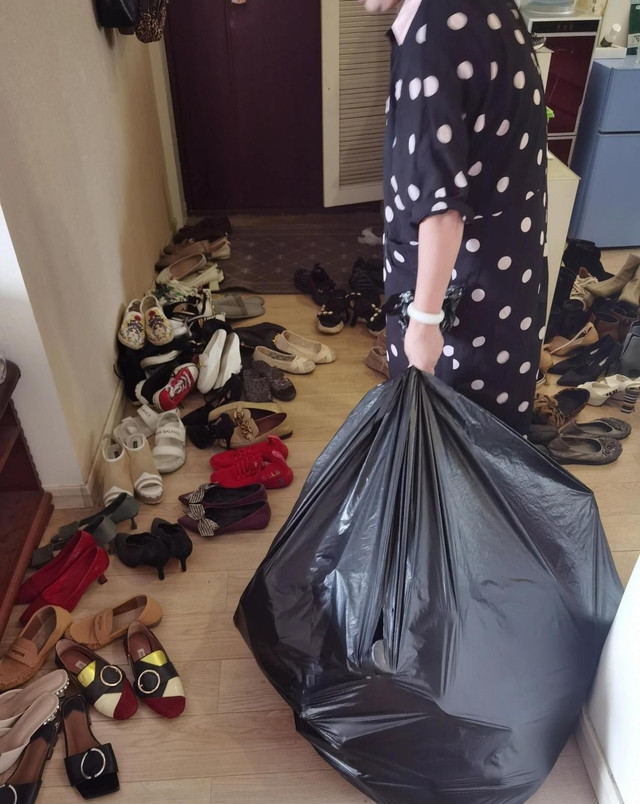  Năm mới, bỏ đi giày không dùng đến chính là đang "thanh lọc" cả về vật chất lẫn tinh thần, giúp bạn loại bỏ những trở ngại, mở đường cho điều mới mẻ, may mắn và phù hợp hơn trong năm mới. Ngoài ra, một tủ giày gọn gàng, ngăn nắp cũng mang ý nghĩa phong thủy tốt, thể hiện sự sẵn sàng đón nhận tài lộc và cơ hội mới đến với gia đình.