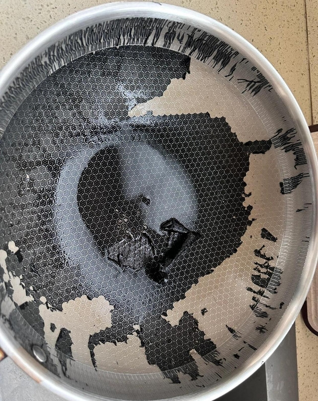 1. Nồi chảo bị tróc lớp chống dính: Những ai hay dùng chảo chống dính chắc không lạ gì chuyện lớp chống dính bị tróc. Lớp này thường làm từ Teflon, khi bị tróc và đun nóng có thể phát sinh chất độc hại, gây ảnh hưởng xấu đến sức khỏe nếu sử dụng lâu dài. 