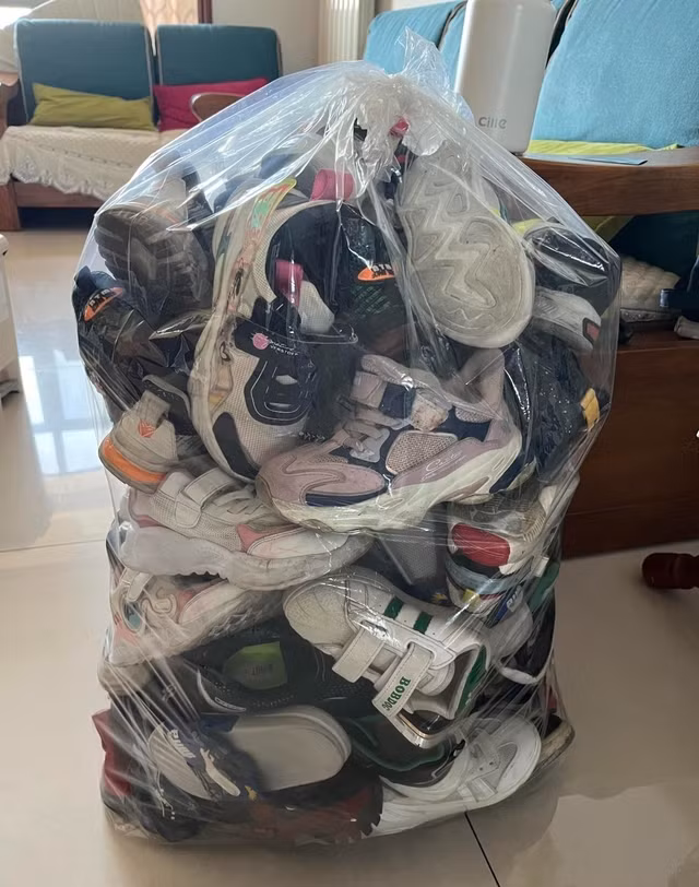 3. Giày cũ và không vừa chân: Theo quan niệm dân gian, giày dép cũ, không vừa chân thường mang theo năng lượng tiêu cực hoặc gắn với những kỷ niệm không còn phù hợp với cuộc sống hiện tại. 