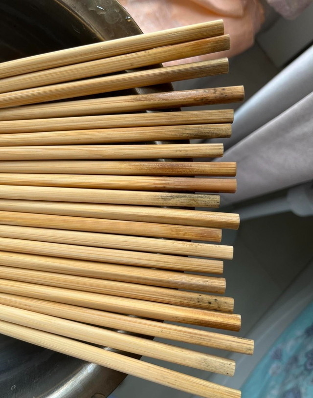 Do đó việc thay mới thớt và đũa không chỉ giúp loại bỏ vi khuẩn, đảm bảo sức khỏe mà còn mang ý nghĩa "xóa bỏ những điều không may," chuẩn bị đón nhận vận may và những khởi đầu mới trong năm mới.