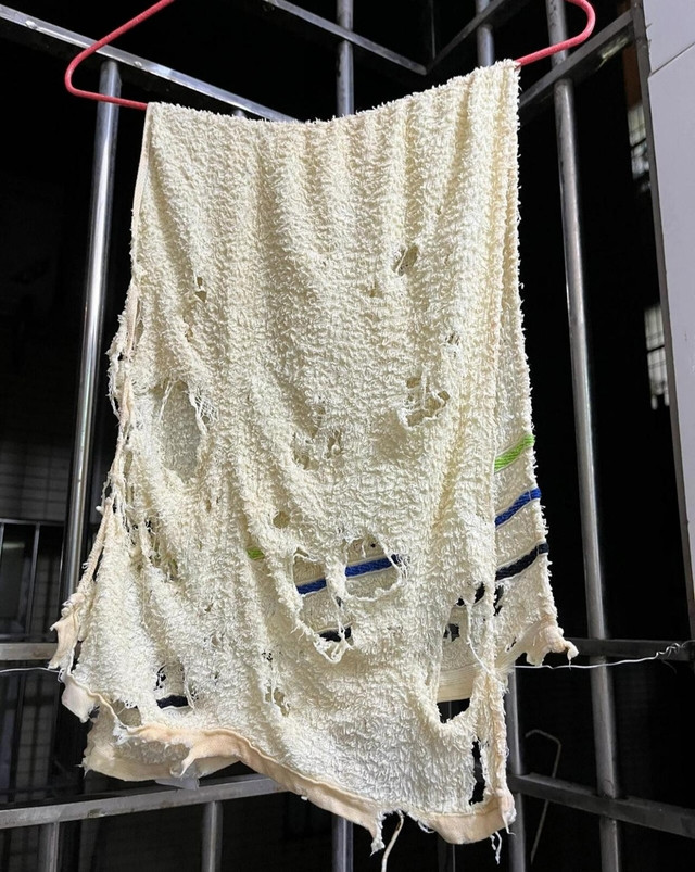 5. Khăn cũ: Khăn mặt tiếp xúc trực tiếp với da mặt mỗi ngày nhưng sau thời gian dài sử dụng cũng sẽ trở thành "ổ vi khuẩn". Đặc biệt, những chiếc khăn treo lâu trong phòng tắm đã ngả màu vàng, đen thì không chỉ mất thẩm mỹ mà còn gây hại cho làn da. 