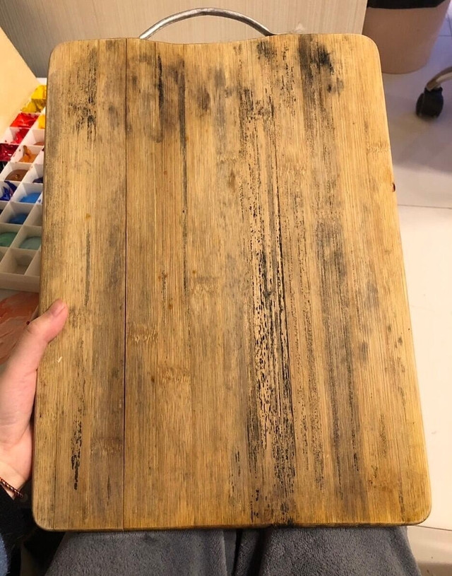 2. Thớt và đũa bị mốc: Trong quan niệm truyền thống, việc thay thớt và đũa trước Tết mang ý nghĩa phong thủy và tâm linh đặc biệt. Thớt và đũa không chỉ là dụng cụ nấu nướng mà còn tượng trưng cho sự gắn kết và hòa hợp trong gia đình nên nếu bị mốc, cũ kỹ hoặc hư hỏng thì có thể được xem là dấu hiệu không tốt, dễ "giữ lại" những năng lượng tiêu cực hoặc xui xẻo trong năm cũ.