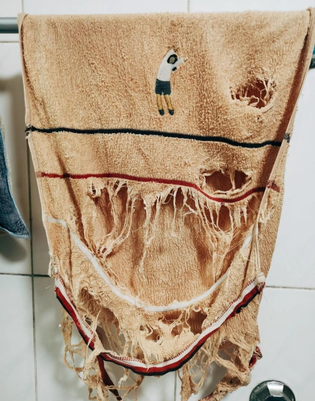  Trước Tết, hãy tự thưởng cho mình một chiếc khăn mới, mềm mại và sạch sẽ. Không chỉ giúp bảo vệ da mà còn mang lại cảm giác dễ chịu, sảng khoái mỗi ngày, tạo động lực để bắt đầu năm mới với năng lượng tích cực. Thay khăn cũ bằng khăn mới cũng tượng trưng cho việc gạt bỏ những phiền muộn, khó khăn trong năm cũ để đón chào những điều tươi sáng, tích cực hơn trong năm mới.