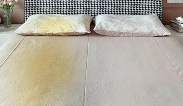 7. Vỏ gối bị ố vàng: Sau một thời gian sử dụng thì gối - đặc biệt là đối với nam giới - dễ bị ố vàng và có mùi khó chịu. Nguyên nhân là do tuyến dầu trên cơ thể nam giới hoạt động mạnh mẽ, cộng với việc chảy nước miếng khi ngủ, nếu không vệ sinh thường xuyên, sẽ tạo điều kiện cho vi khuẩn và mạt bụi sinh sôi. Hơn nữa, vỏ gối và khăn gối lâu ngày cũng bị "xuống cấp", không còn mềm mại, êm dịu.