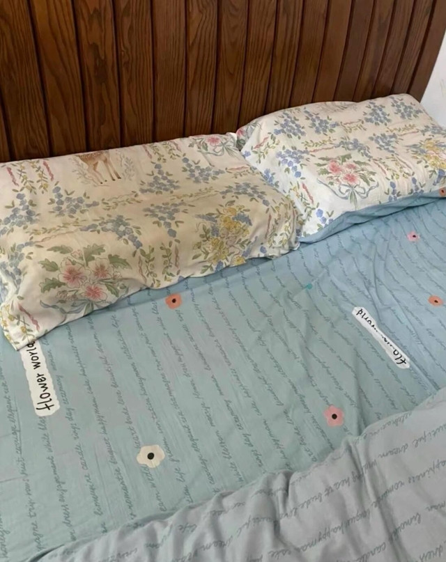 Chỉ khi có giấc ngủ ngon và thoải mái, chúng ta mới có thể nghỉ ngơi tốt hơn. Vì vậy, Tết này, hãy thay mới vỏ gối và khăn gối để có giấc ngủ ngon lành, chất lượng. Đó là chưa kể trong phong thủy, giấc ngủ tốt là yếu tố quan trọng để thu hút tài lộc và vận may nên thay vỏ gối mới chính là để bạn tạo ra một không gian ngủ sạch sẽ, khơi dậy những điều tốt lành, đón nhận may mắn, sức khỏe trong năm mới.