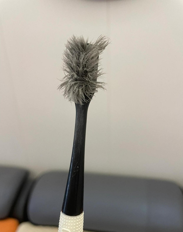 6. Bàn chải đánh răng cũ, lông bàn chải xù: Sau thời gian sử dụng, lông bàn chải đã bị phân tách và mất đi hiệu quả làm sạch, thậm chí còn có thể gây hại cho sức khỏe răng miệng vì vi khuẩn dễ dàng xâm nhập.