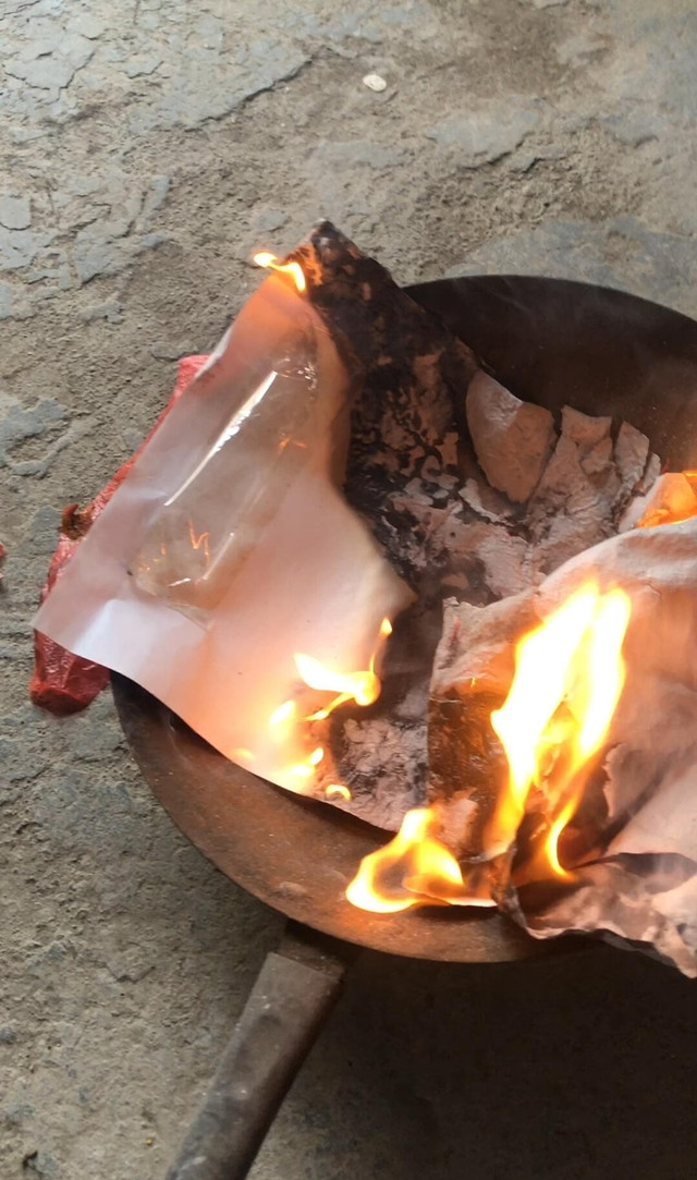 Việc thay câu đối mới không chỉ là truyền thống mà còn giúp mang lại không khí mới mẻ, tươi sáng cho ngôi nhà trong năm mới.