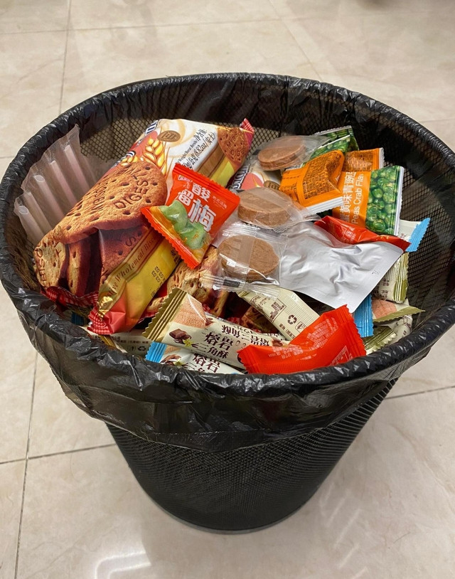 4. Thực phẩm hết hạn: Hãy lục soát thật kỹ mọi ngóc ngách trong nhà bếp, mạnh dạn bỏ hết thực phẩm đã hết hạn sử dụng. Một căn bếp sạch sẽ, ngăn nắp không chỉ giúp đảm bảo sức khỏe mà còn tạo cảm giác sẵn sàng đón năm mới đầy an lành.