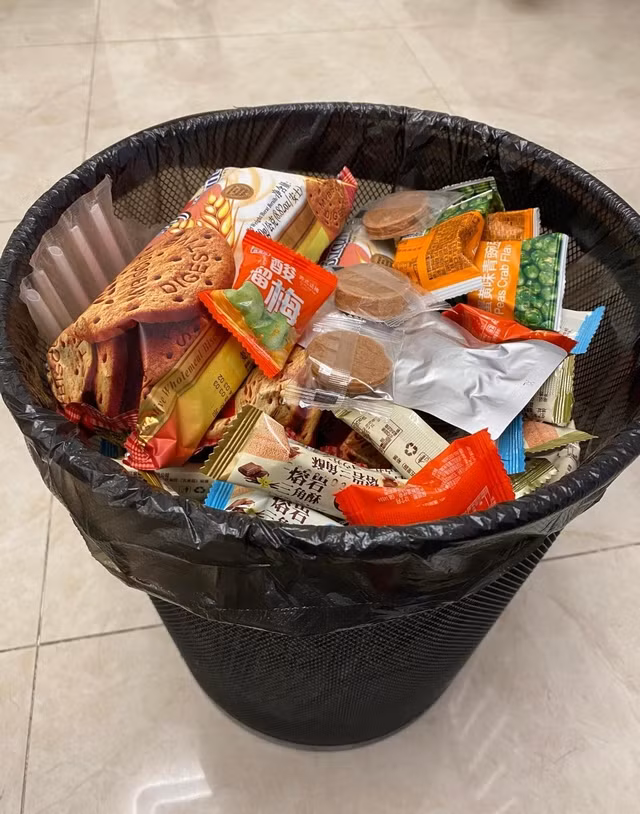 4. Thực phẩm hết hạn: Hãy lục soát thật kỹ mọi ngóc ngách trong nhà bếp, mạnh dạn bỏ hết thực phẩm đã hết hạn sử dụng. Một căn bếp sạch sẽ, ngăn nắp không chỉ giúp đảm bảo sức khỏe mà còn tạo cảm giác sẵn sàng đón năm mới đầy an lành.