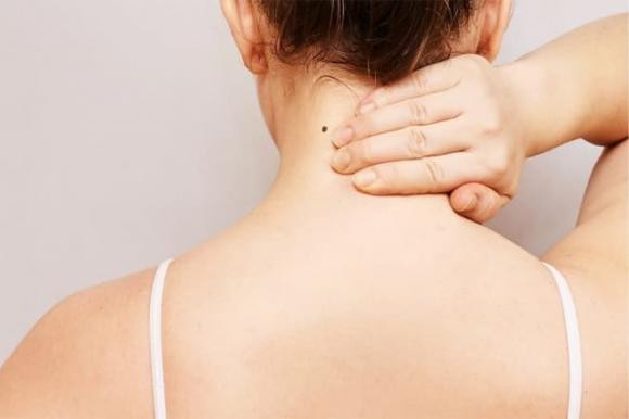  Nốt ruồi phía sau gáy nhưng lệch về 2 bên: Người có nốt ruồi ở vị trí này thường gặp vấn đề trong chuyện tình cảm, có thể là dối tình người khác hoặc bị người khác lừa gạt. Nốt ruồi ở vị trí này có nhiều tiền đến đâu cũng không thể xóa đi được, nếu không chuyện hôn nhân cả đời cũng sẽ không thuận. 