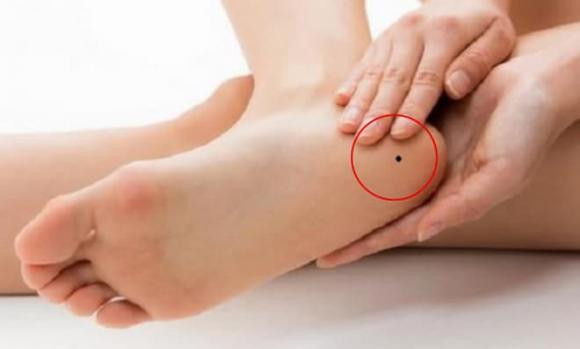  Nốt ruồi dưới gót chân: Dưới gót chân có nốt ruồi, đặc biệt là nốt ruồi đen thì bạn nên cẩn thận, vì nốt ruồi này cảnh báo cuộc sống của bạn gặp rất nhiều phiền toái, làm việc hết mình hết sức nhưng kết quả thu được ít hoặc không được người khác công nhận, chuyện tình cảm cũng không khá hơn, cố gắng nhiều nhưng chẳng được bao nhiêu. 