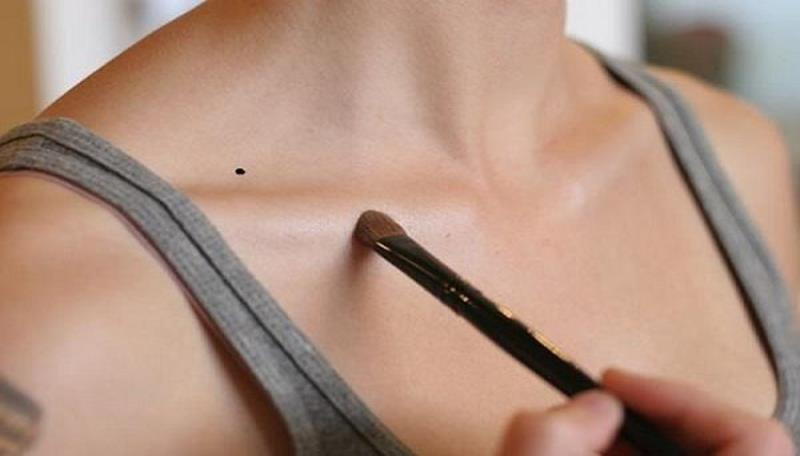  Bất kể nam nữ, nếu có nốt ruồi tại vị trí này thì nên thận trọng ngay cả khi tiền đã cầm trong tay, đặc biệt là trong việc đầu tư tài chính. 