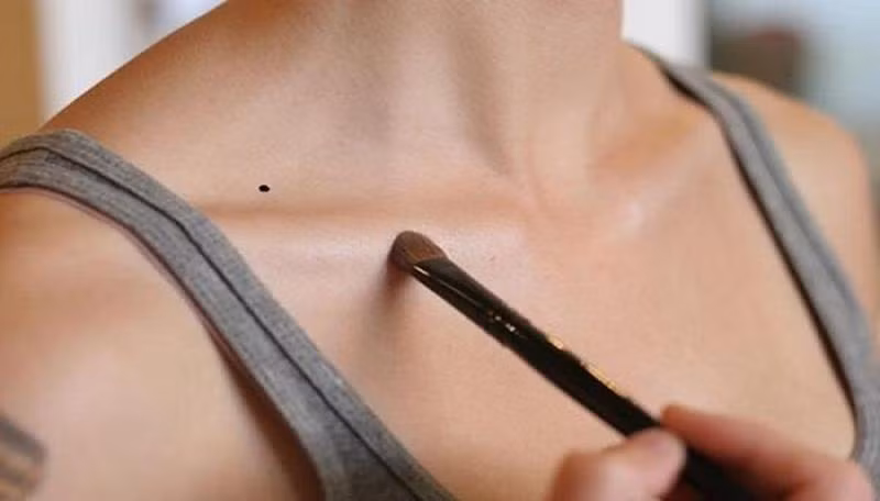  Bất kể nam nữ, nếu có nốt ruồi tại vị trí này thì nên thận trọng ngay cả khi tiền đã cầm trong tay, đặc biệt là trong việc đầu tư tài chính. 