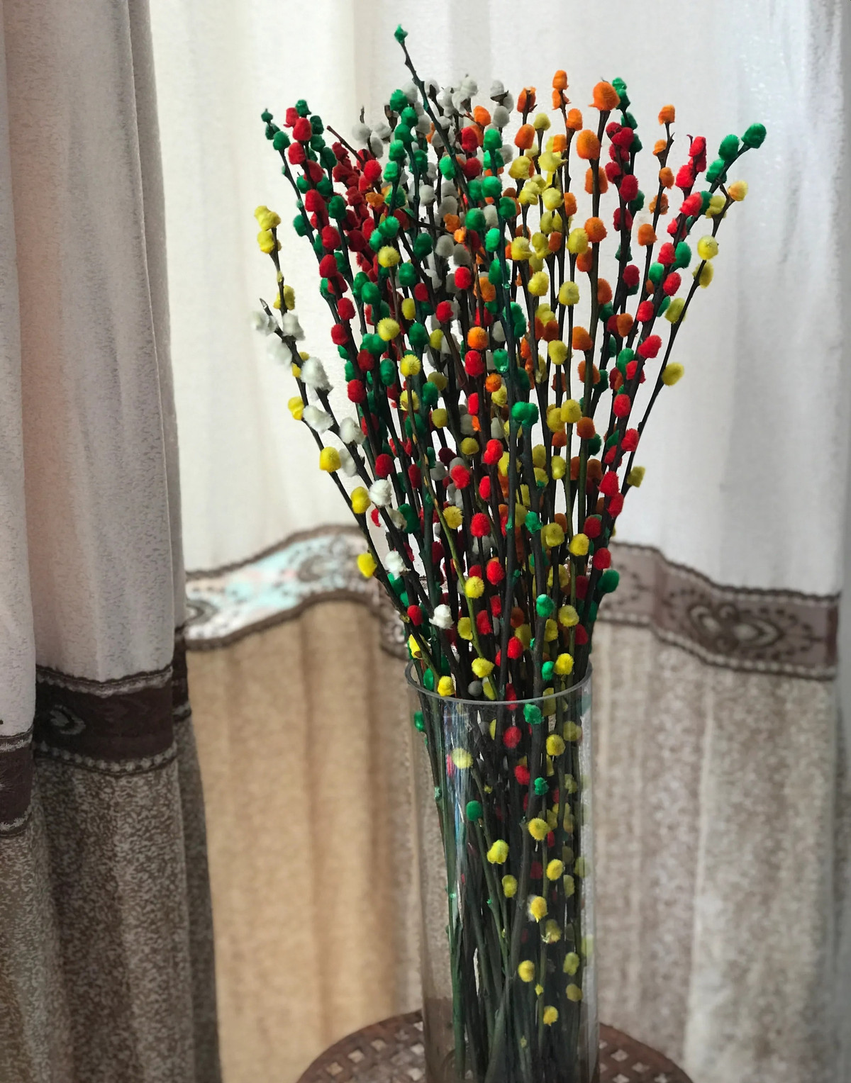 Các hoa đuôi sóc của cây đực cho ra nhiều hoa nhỏ, chứa đầy phấn hoa vào cuối mùa xuân. Các hoa đuôi sóc cái mang hoa tiếp nhận phấn hoa của cây đực thông qua ruồi và ong. 